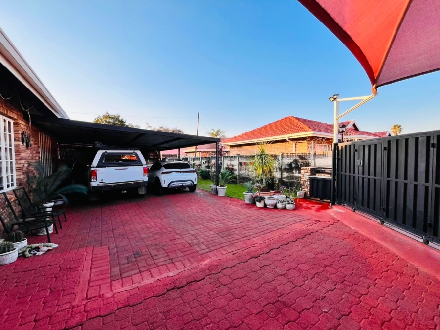 3 Bedroom Property for Sale in Protea Park North West